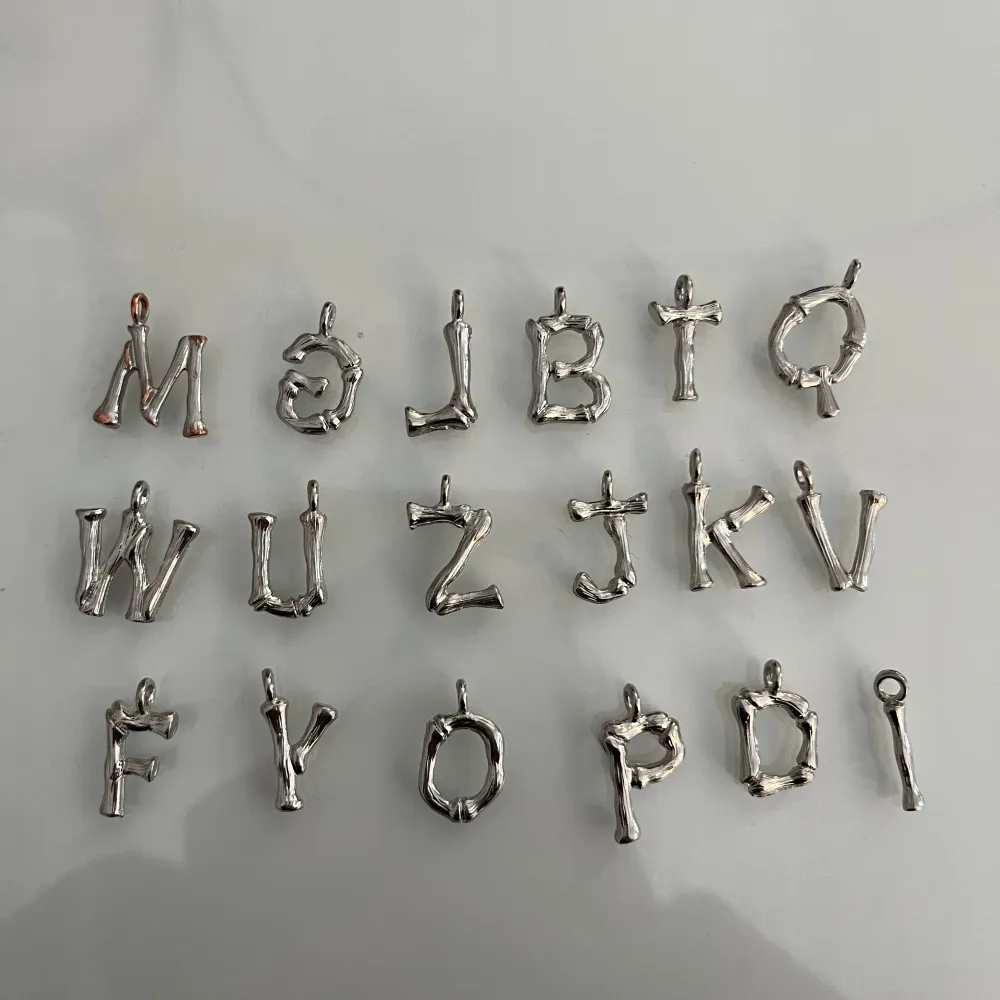 Jätte fina bokstäver för ett halsband i silver! Alla är i helt nytt skick förutom M som jag använts fåtal gånger. Man köper bokstäverna enskilda🥰. Accessoarer.
