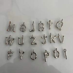 Jätte fina bokstäver för ett halsband i silver! Alla är i helt nytt skick förutom M som jag använts fåtal gånger. Man köper bokstäverna enskilda🥰