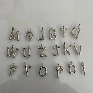 Bokstäver för halsband - Jätte fina bokstäver för ett halsband i silver! Alla är i helt nytt skick förutom M som jag använts fåtal gånger. Man köper bokstäverna enskilda🥰