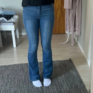 Blå jeans - Köpta secondhand så de är väl använda! De har en liten defekt på ena backfickan, som man kan se på 2 av bilderna, men det är inget som jag själv tänkt på! 