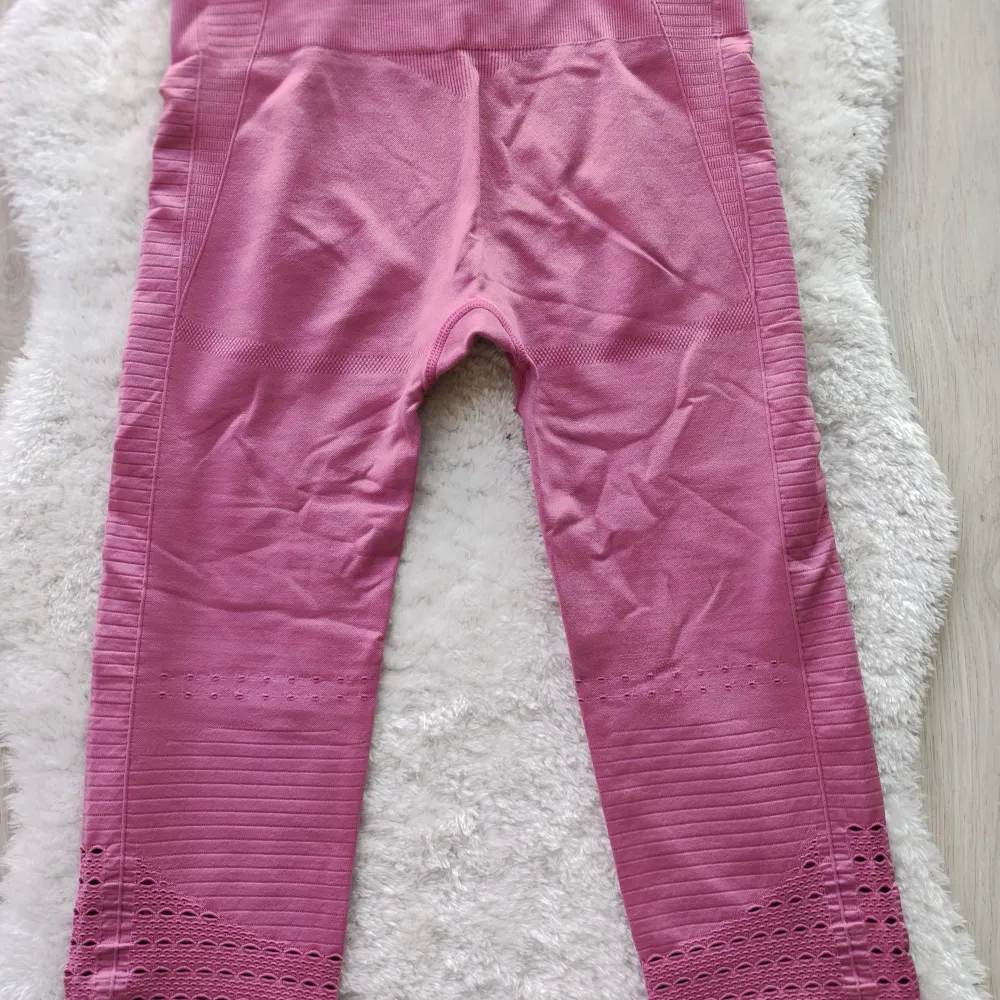 Vital seamless gymshark-tights.  Rosa och knälång.  Fick i present men rosa är inte min färg.. Sport & träning.