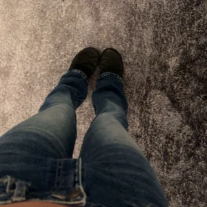Low waist bootcut jeans - Jätte fina lowrise bootcut jeans som är köpta för drygt 1 års sedan. Storlek 32/34 ungefär. Skriv för fler bilder. Köptes för 499kr säljer för 299kr