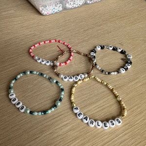 Taylor swift armband  - 5st friendshipbracelets till the eras tour som du antingen kan behålla eller byta med andra på konserterna. 