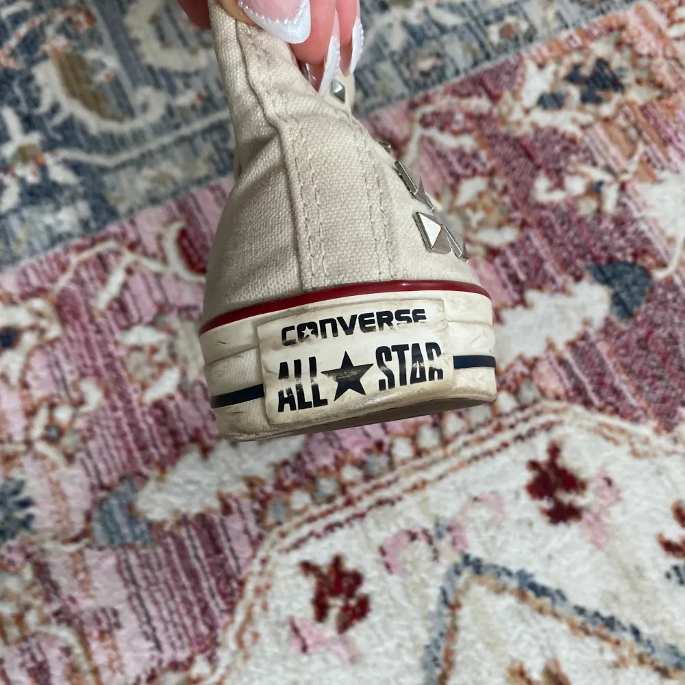 Coola Converse med nitar! Säljer de då de är för små men är därför i bra skick. Skriv gärna i DM vid frågor 💗. Skor.