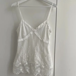 Topp - Superfin vit sommartopp🌷 storlek 38 men passar 36