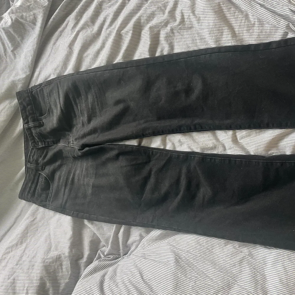 Svarta utsvängda jeans med låg midja. Jeans & Byxor.