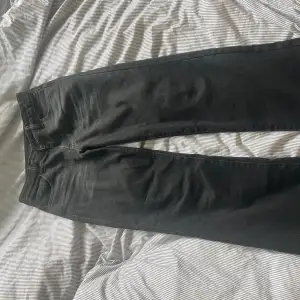Svarta utsvängda jeans med låg midja