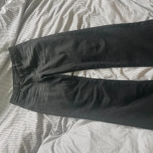 Svarta utsvängda lågmidjade jeans - Svarta utsvängda jeans med låg midja