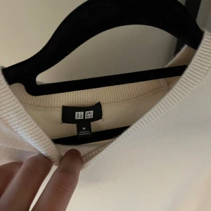 100% cashmere - 100% Cahsmere tröja från uniqlo knappt använd för den är förstor  Storlek m Pris 5 00 kan sjunka  vid snabb affär