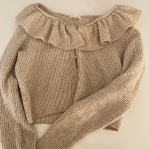 Stickad kofta - Säljer min superfina volang kofta då jag inte använder den. Superfint skick och inte använts supermycket. Strl Xs men väldigt stretchig. 💓