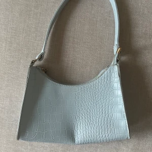 Blå väska  - Axelremsväska från shein i så fin blå färg! Har mindre defekter på kanterna, se sista bild. Annars inga problem med väskan.