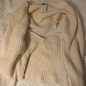 Bolero - Super fin 2 delad bolero med topp , i storlek S stickad i kräm vit färg säljs för 120
