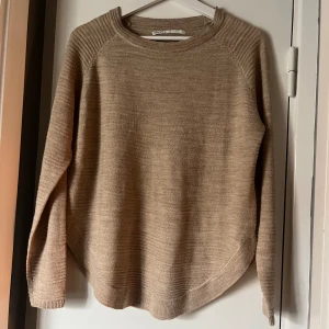 Stickad tröja  - Stickad mysig tröja från Only, storlek M. Färgen är beige. Väldigt fint skick, knappt använd. 
