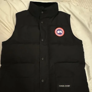 Canada Goose väst - CANADA GOOSE VÄST INNE. Mer bilder skickar jag bara att skriva. Den är i 9/10 skick nästan helt oanvänd. Väldigt skön och varm. Passar nog S också. 