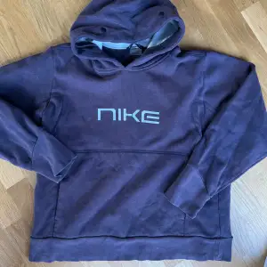 Vintage Nike hoodie i väl använt skick! Urtvättad i färgen och mindre defekter förekommer, tex trycket som spruckit lite!  Blå/grå isch i färgen