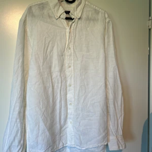 Linneskjorta  - Tja. Säljer denna linneskjorta från Cubus som jag köpte för 699 sek. Mitt pris 189 sek. Skicket är i god form 7/10 men den är använt ett par gånger. Pris kan diskuteras vid snabb affär.