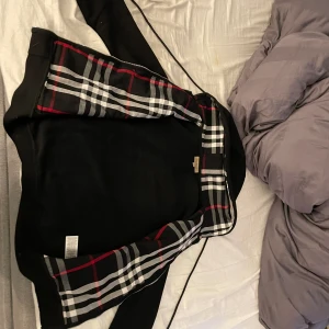 Burrbery  - Hej! Nu säljer jag min burrbery kofta ska köpa en Annan kofta den är i storlek M passar S, inga skador inte alls skitig och inte alls använd så mycke har haft den i 5 månader knappt använd, 