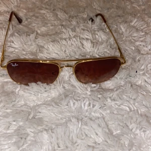 Rayban solglasögon  - Säljer ett par feta solglasögon från rayban, dom sitter lite dåligt på mig därav säljer jag dom. Ny pris ligger på runt 1700 men har ingen box till dom därav prissänkningen. Obs påsen till dom medföljer😁