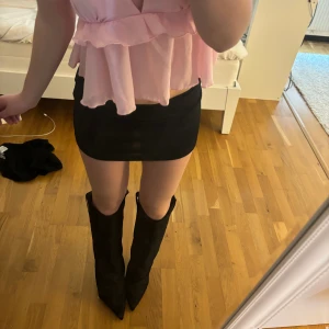 Stövlar  - Jättesnygga stövlar! Ganska hög klack, kommer ej till användning för mig⭐️🩷 skriv för fler bilder!