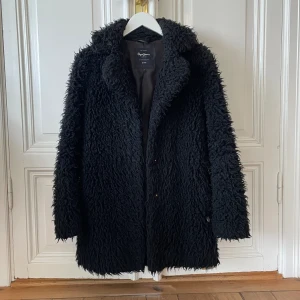 Teddy coat  - Svart vinter/hösthjacka av märket Pepe Jeans. Jackan är använd men fortfarande i bra skick. 