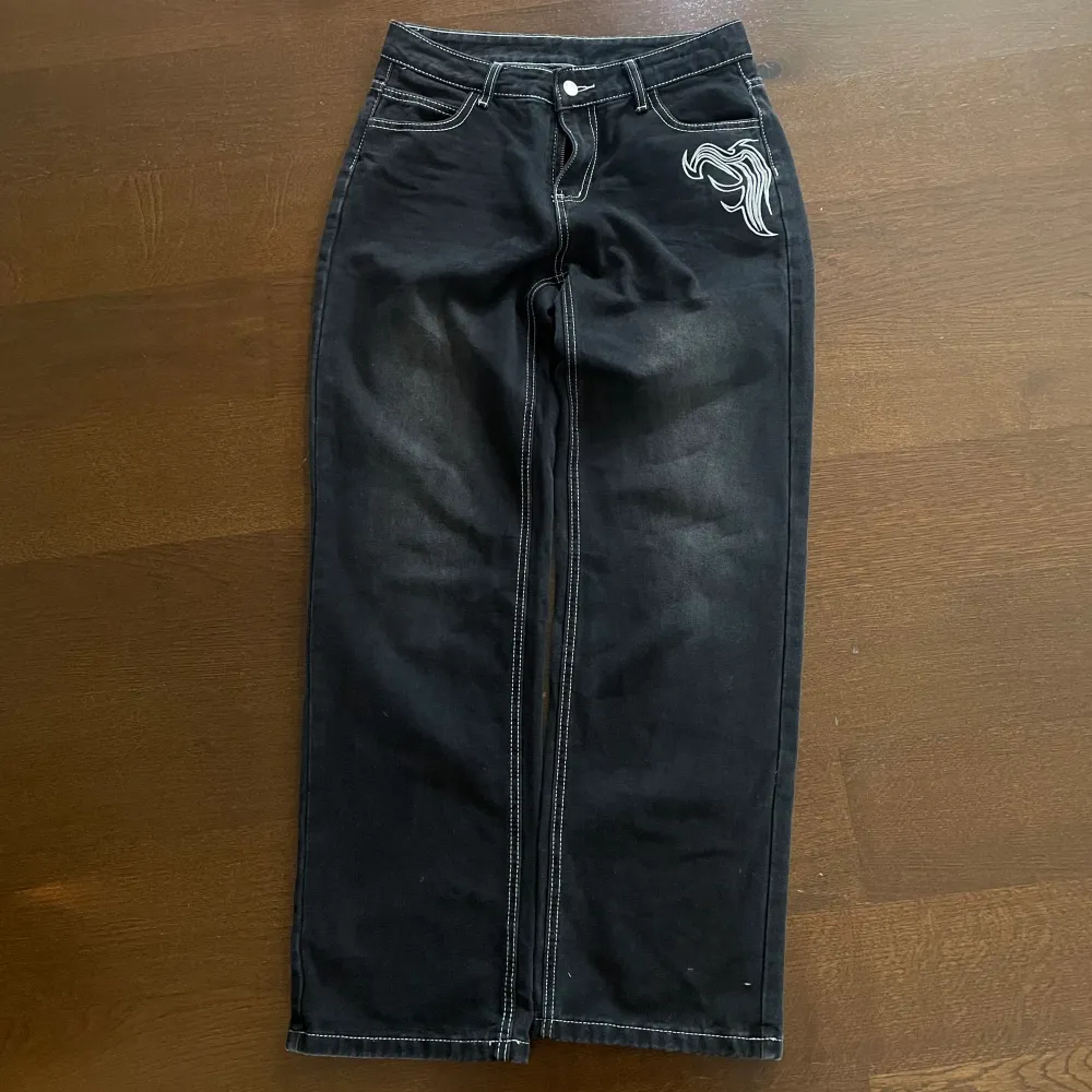As feta baggy jeans med broderat tryck framtill, skriv om du har nån fråga.  Priset är diskuterbart‼️. Jeans & Byxor.