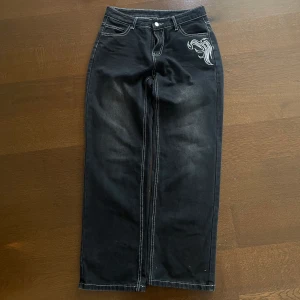 Baggy graffic jeans i st L - As feta baggy jeans med broderat tryck framtill, skriv om du har nån fråga.  Priset är diskuterbart‼️