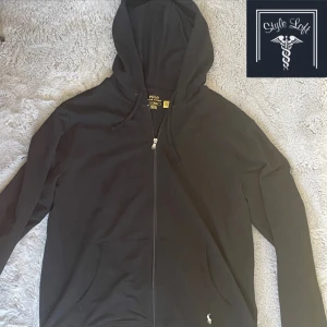 Ralph Lauren zip tröja   - Rahlp Lauren zip tröja i materialet bomull. Inga skador och nästa aldrig använd. Skriv om ni har funderingar
