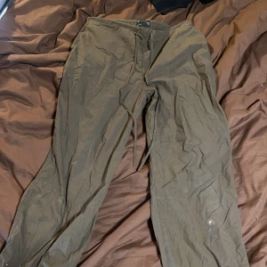 oversized parachute pants - Säljer pga ingen användning, fläcken har jag inte försökt ta bort då jag inte har använt byxorna, jag vet heller inte va det är för fläck