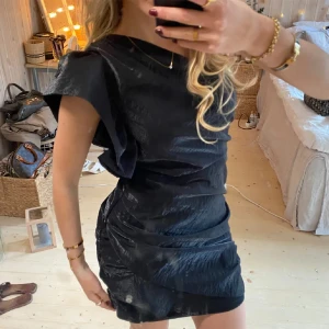 Svart fest klänning! - SUPER SNYGG klänning i jäätte bra kvalitet!! One Of A Kind! Väldigt eftertraktad och sällsynt klänning💗 älskar sååå mycket själv men säljer då den va för liten för mig🥹 pris kan diskuteras vid snabb affär!! Köptes här på Plick för 1200