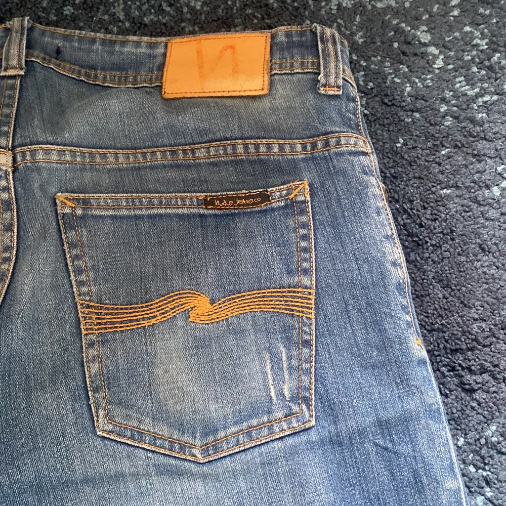 Ett par riktigt snygga nudie jeans i storlek W34 L34. Cond 7/10. Köpta från NK. Skriv gärna till mig om ni har några funderingar✌️👍. Jeans & Byxor.