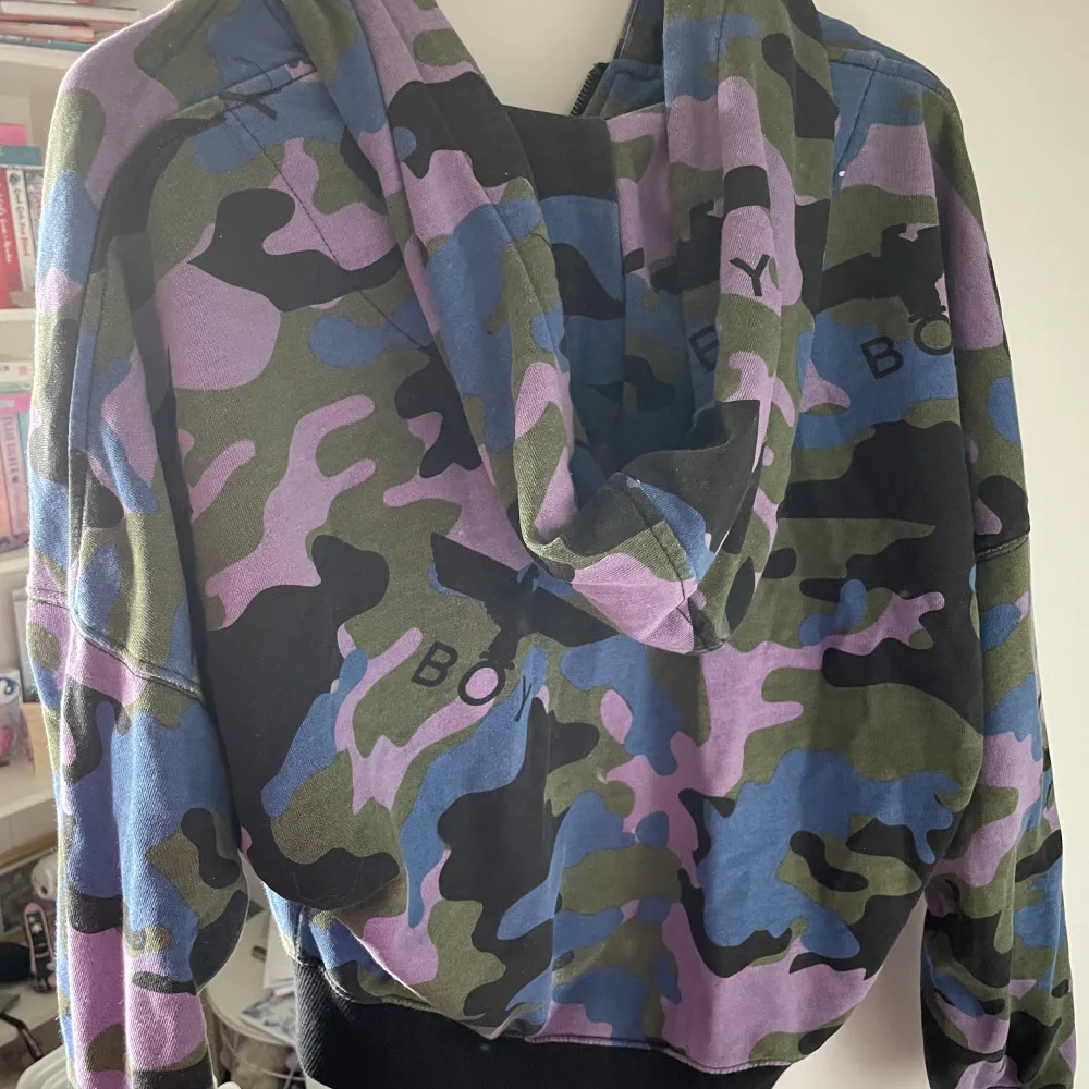 Multi färgad sipup-hoodie från märket ”Boy”, i ny skick! . Hoodies.