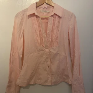 Pepe Jeans blus - Säljer en rosa blus från Pepe Jeans i st S. Sparsamt använd så i mycket bra skick.