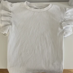 Vit volang blus Gina Tricot - 146/152) tunntjockt material fläckfri och oanvänd 😊