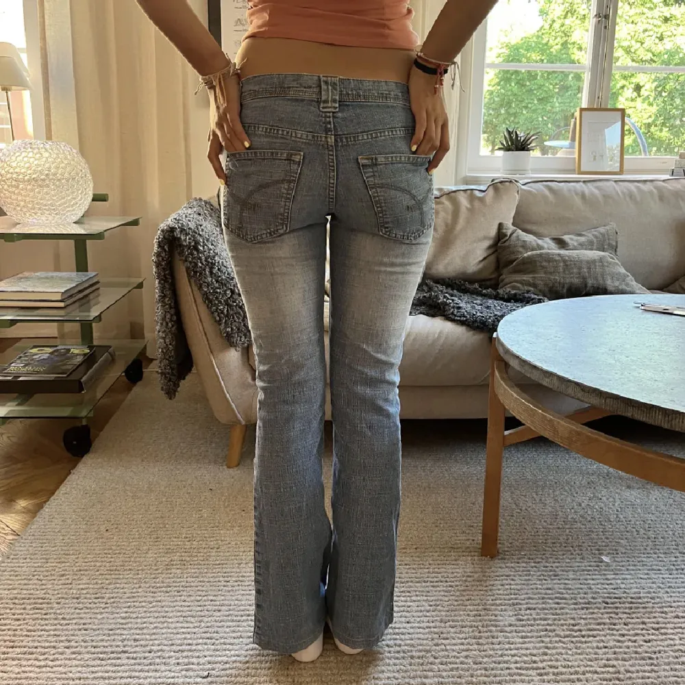 Snygga lågmidjade jeans! Midjemått 76cm, innerbenslöngden 75💘. Jeans & Byxor.
