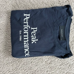 Peak performance tröja - En fin tröja som är i gott skick men kommer inte till användning 