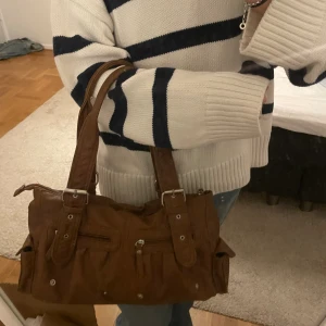 Brun väska - Säljer denna bruna vintage väskan.