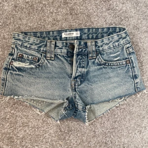 Jeansshorts  - Snygga lågmidjade jeansshorts från pull & bear. De är i stl 34 och är ljusblåa. Helt oanvända. Pris kan diskuteras.