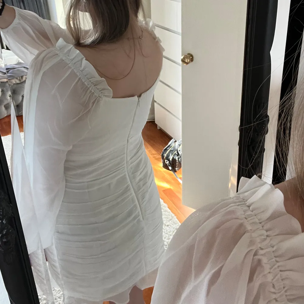 perfekt vit klänning med volanger till studenten eller sommaren, köpt på nelly och endast använd en gång, strl 38, 199kr 🤍. Kjolar.