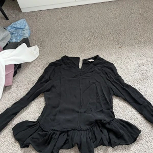 Blus - Jättegullig volang blus som jag tyvärr växt ur 