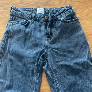 Grunt jeans  - Gråsvarta Grunt jeans i gott skick. Inga hål, inga fläckar