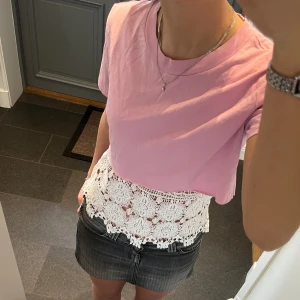 Spetslinne och T-shirt - Rosa T-shirt från Zara i storlek M och vitt spetslinne från Veromoda i storlek S. Båda för 190 eller en för 110. T-shirten har jag klippt av en längre T-shirt. Använd gärna köp nu!