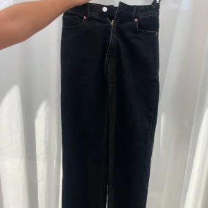 Svarta jeans från Monki - Snygga, raka jeans köpta från Monki! I mycket fint skick! 🖤Säljer pga för små för mig. Ord. pris ca 400kr.