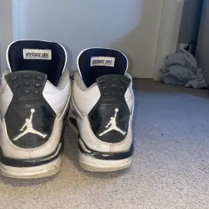Hej säljer mina Jordan 4 skor då dom inte går till användning längre! Priset kan diskuteras vid snabb affär 