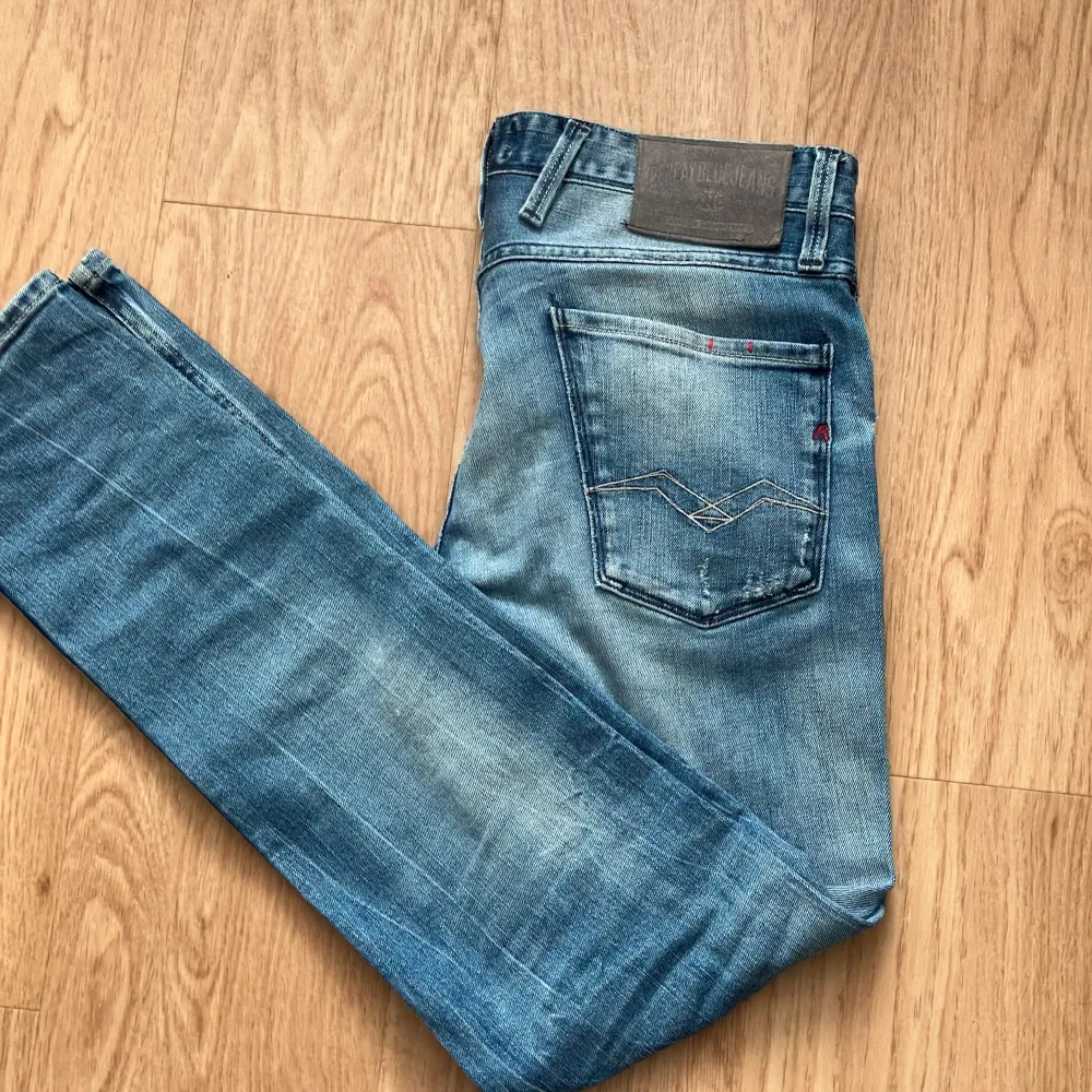 Populära Replay anbass i storlek W31 säljs nu. Knappt använda och i väldigt bra skick. Inga skador eller liknande. Snygga slitningar också på fickorna.. Jeans & Byxor.