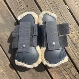 Senskydd / benskydd med fluff  - Senskydd med fluff. Storlek cob. Nyskick, bara använda ett fåtal ggr.