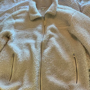 Teddy jacka - En jättefinnn teddy jacka från HM💕💕 Säljer pga den är för stor för mig. Använd 1 gång och är i fint skick ja köpte den för 500kr.  Köparen står för frakt