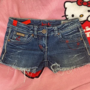 2000s shorts - Super snygga shorts som jag köpte från Vinted men passade tyvärr inte. De är storlek XS/34, lågmidjade och i nytt skick.