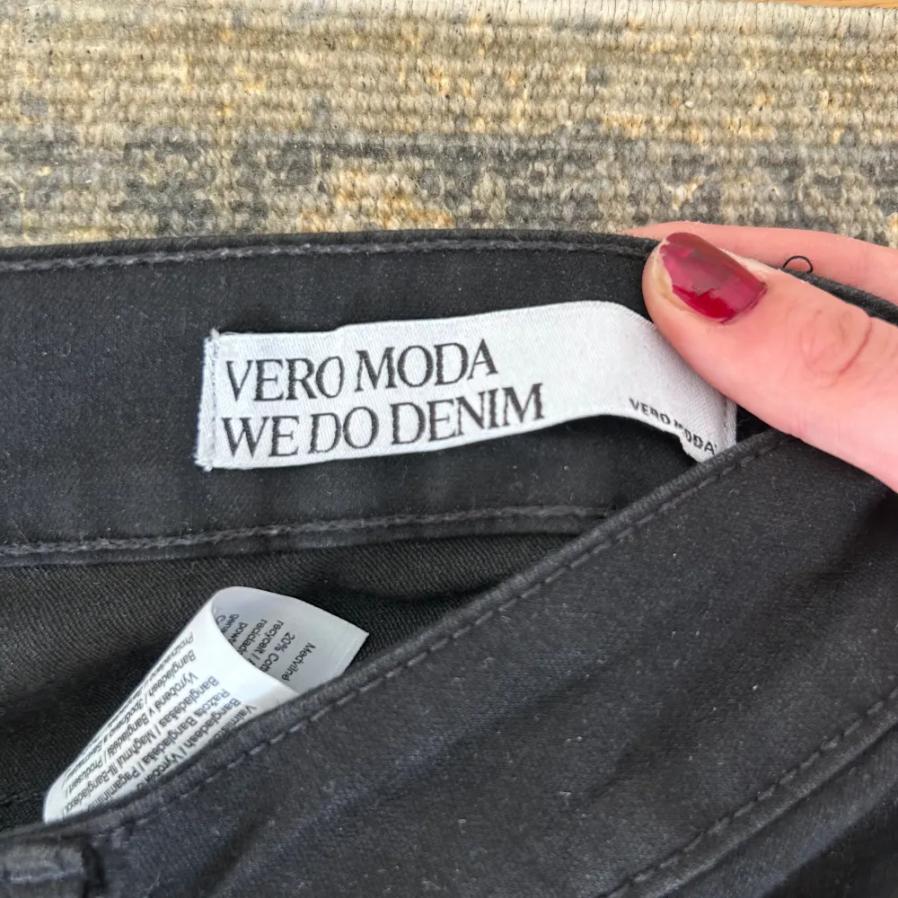 Säljer mina jättesnygga lågmidjade Vero Moda Jeans då jag inte använder de. De är nästan helt oanvända. Perfekt för långa personer! Jag är 174 cm för referens. . Jeans & Byxor.