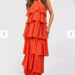 Orange Volangklänning - Vacker volangklänning i chiffong, perfekt till bal, fest eller bröllop! Helt oanvänd med lappen kvar, säljer vidare då jag ej tyckte färgen passade mig 🩷 Köpt för 720kr + frakt