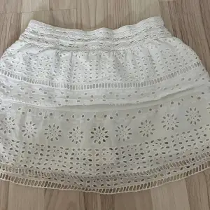 Jättesnygg kjol från zara!! Perfekt nu för sommaren, har även inbyggda shorts! Skriv om fler frågor💗